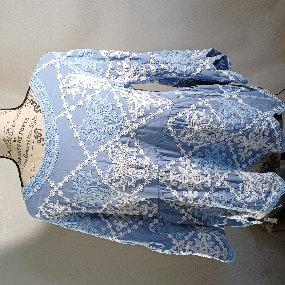 Kindred Women's Top Baby Doll Lace Applicae Bell Sleeves Size Medium Blue&White